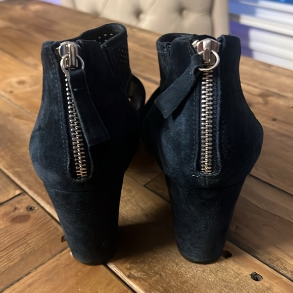 Bella Vita Suede Leather Leslie Perforated Gladiator Booties Navy Blue Size 10 - Picture 7 of 9